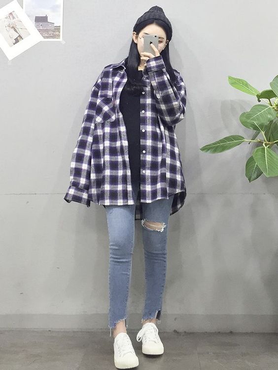 Cách phối đồ với áo sơ mi oversized + áo thun + jeans/skinny jeans + sneakers