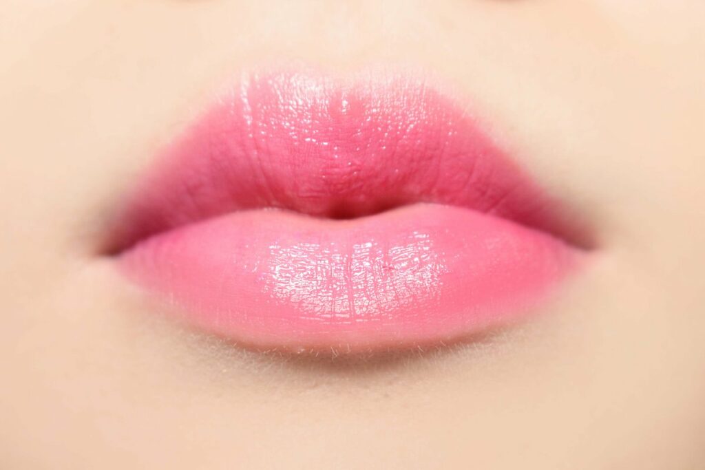 Phun môi hồng baby là màu môi đẹp dành cho những cô nàng ngọt ngào, thích màu môi xinh tươi.