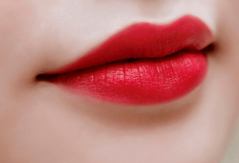 Phun môi đỏ ruby ngọt ngào là màu môi được nhiều chị em lựa chọn
