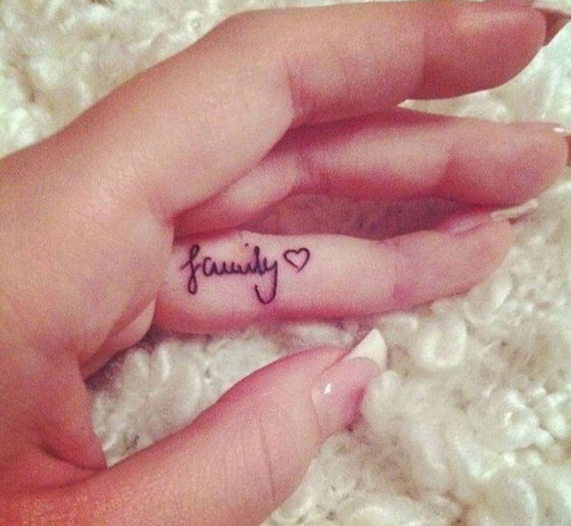 Hình xăm chữ family ở ngón tay