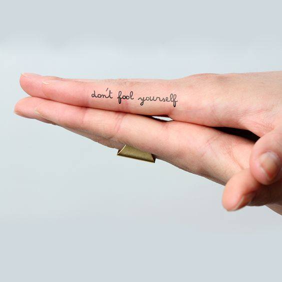 Hình xăm chữ mini ở ngón tay cá tính và ý nghĩa 
